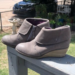 Women’s no slip waterproof ankle boot north face size 9